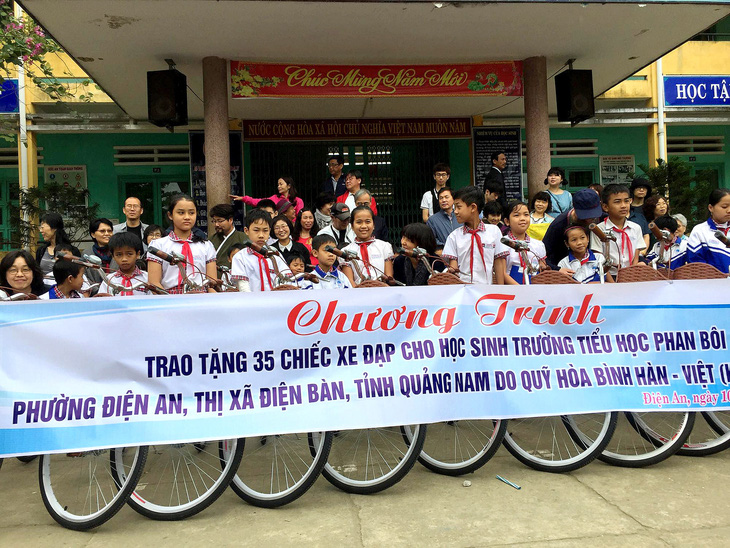Quỹ hòa bình Hàn - Việt tặng xe đạp cho học sinh vùng xảy ra thảm sát tại Quảng Nam - Ảnh: B.D.