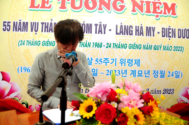 Ông Kim Chang Sup, thành viên Quỹ hòa bình Hàn - Việt, bật khóc khi đọc lời xin lỗi tại lễ tưởng niệm vụ thảm sát Hà My - Ảnh: B.D.
