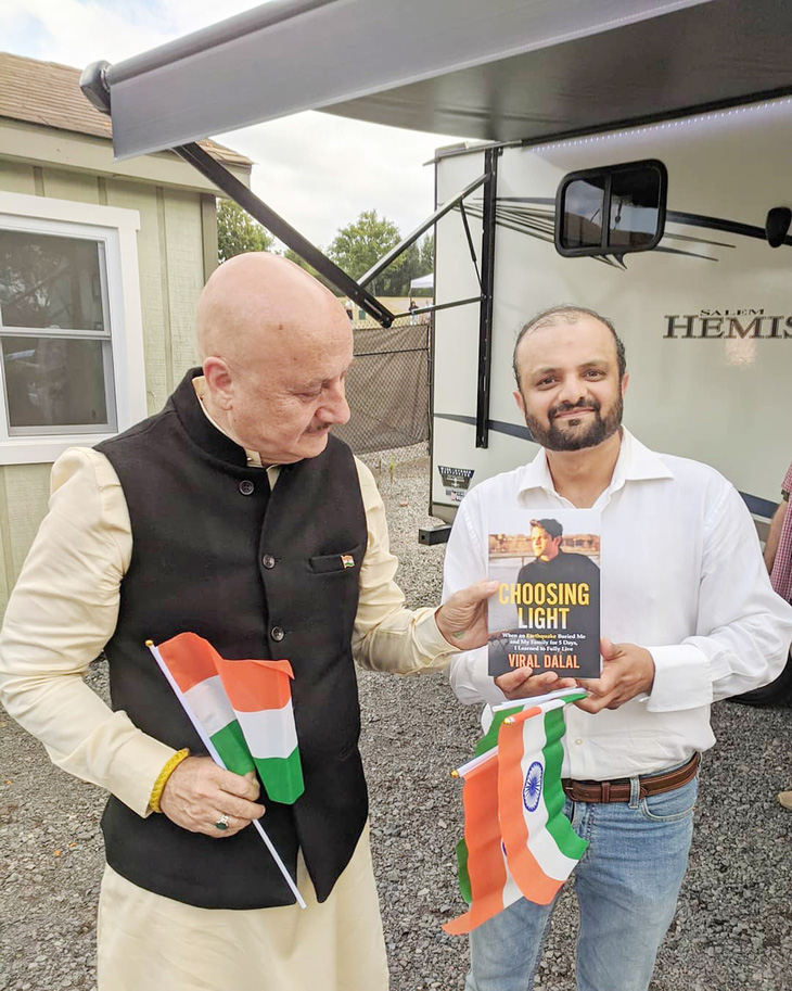Anh Viral Dalal (phải) giới thiệu cuốn sách của anh cùng nhàsản xuất phim - đạo diễn Ấn Độ Anupam Kher - Ảnh: Facebook