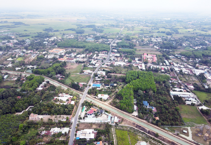 Theo phương án cũ, dựán đường vành đai 4 sẽ đi trùng với 2,1km đườngNguyễn Thị Rành, huyện Củ Chi nơi có nhiều nhà cửa, công trình và đông dân cư - Ảnh: LÊ PHAN