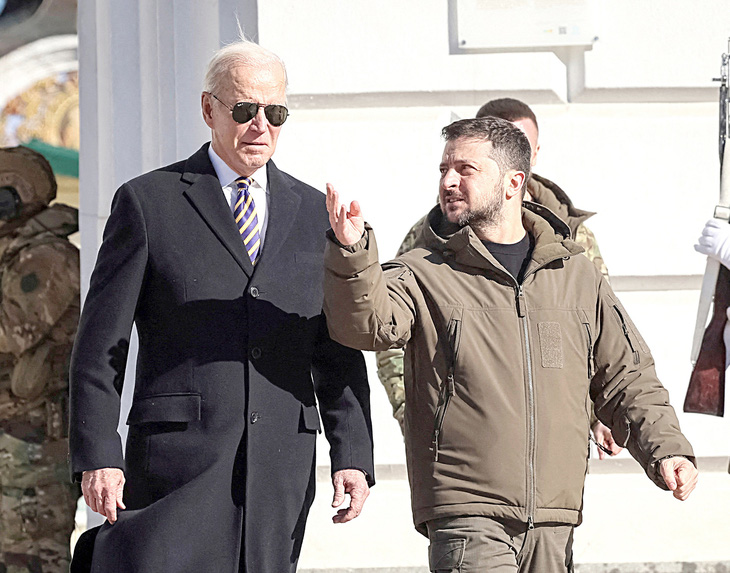 Tổng thống Biden có chuyến thăm bất ngờ đến Kiev vào ngày 20-2 và gặp Tổng thống Zelensky - Ảnh: Reuters
