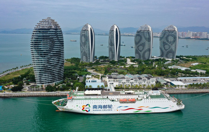 Ảnh chụp từ trên không cho thấy một con tàu du lịch cập cảng ở tỉnh Hải Nam, miền nam Trung Quốc vào tháng 12-2020 - Ảnh: TÂN HOA XÃ