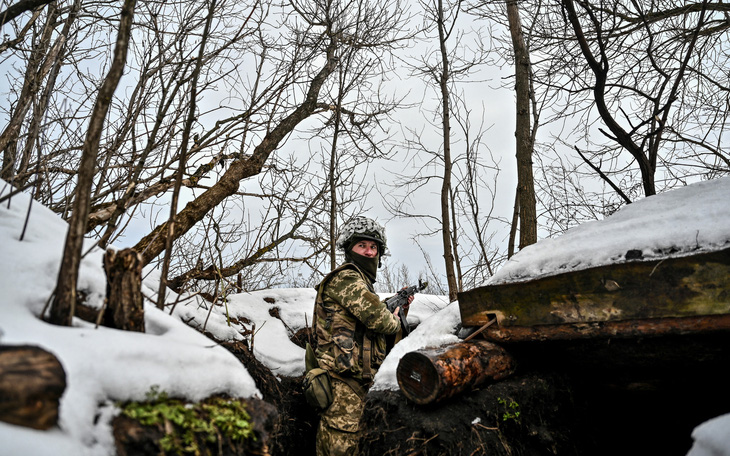 Tin tức thế giới 22-2: Lính Ukraine vẫn trụ ở tiền tuyến, đối đầu Nga