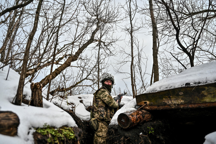 Tin tức thế giới 22-2: Lính Ukraine vẫn trụ ở tiền tuyến, đối đầu Nga - Ảnh 1.