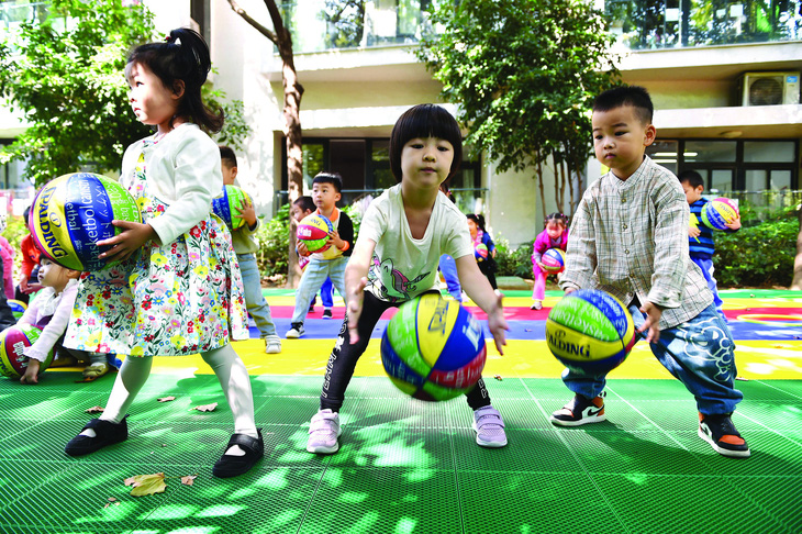 Trẻ em Trung Quốc vui chơi ở trường mẫu giáo. Ảnh: sohu.com