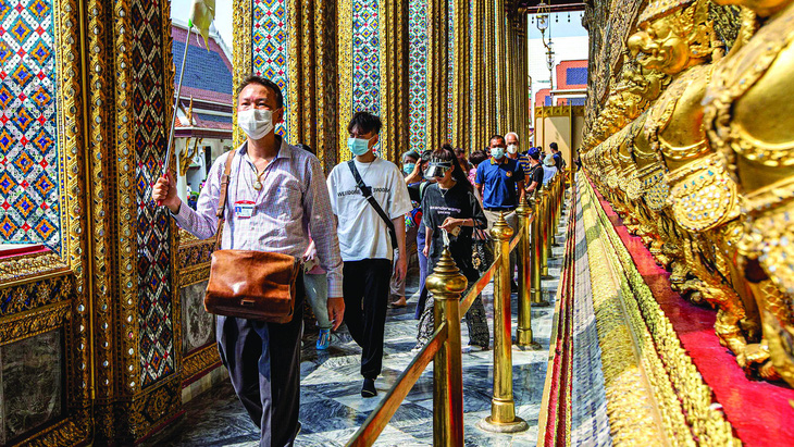 Du khách Trung Quốc tham quan Cung điện Hoàng gia ở Bangkok, Thái Lan hôm 7-2.  Ảnh: Tân Hoa xã