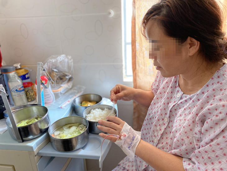 Bác sĩ khuyến cáo tập quán ăn uống sau sinh của phụ nữ Việt chưa khoa học, làm ít sữa - Ảnh 1.