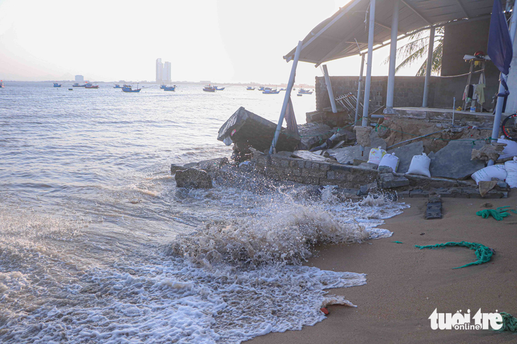 Hàng chục nhà dân bị sóng biển đánh hư hỏng nghiêm trọng - Ảnh 1.