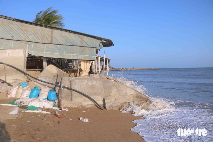 Hàng chục nhà dân bị sóng biển đánh hư hỏng nghiêm trọng - Ảnh 7.