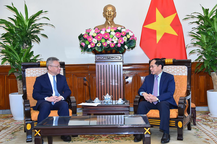 Bộ trưởng Ngoại giao Bùi Thanh Sơn và Bí thư tỉnh ủy Hải Nam Thẩm Hiểu Minh trong cuộc gặp ngày 22-2 - Ảnh: Bộ Ngoại giao cung cấp