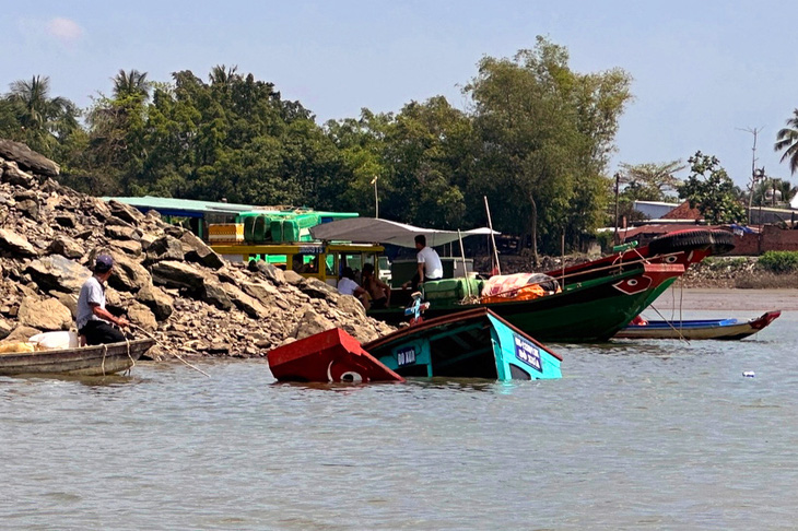 Khởi tố vụ án lật đò chở khách trên sông Đồng Nai khiến một thai phụ chết đuối - Ảnh 2.