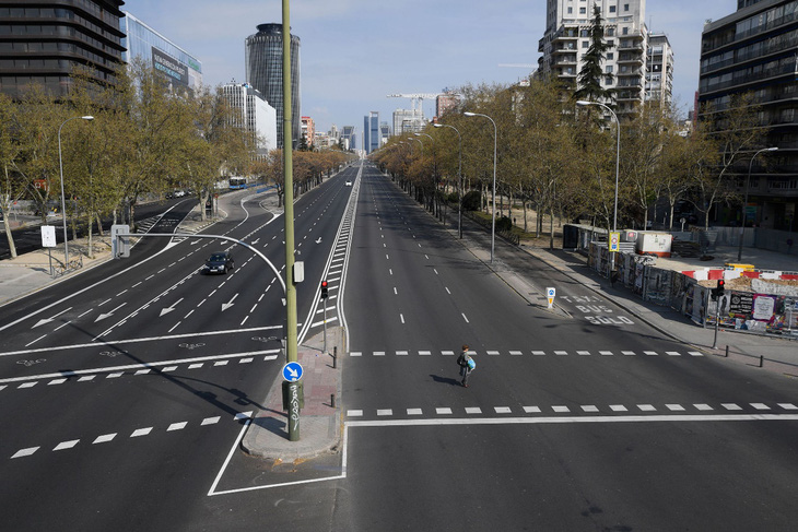 Thủ đô Madrid hủy kế hoạch chặt cây xanh để mở rộng tuyến tàu điện ngầm - Ảnh 1.