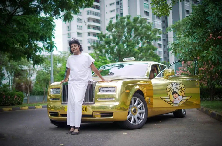 Triệu phú Ấn Độ sử dụng Rolls-Royce bọc vàng tiền tỉ làm taxi cho khách VIP - Ảnh 1.