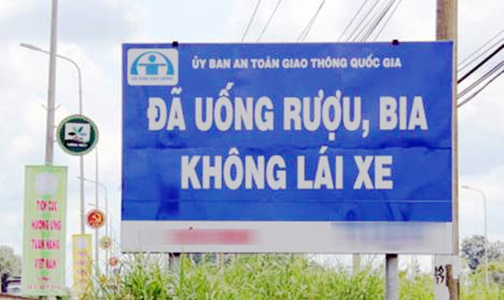 Sao lại cắt đôi, bẻ nửa chữ bia rượu? - Ảnh: D.TRƯỜNG