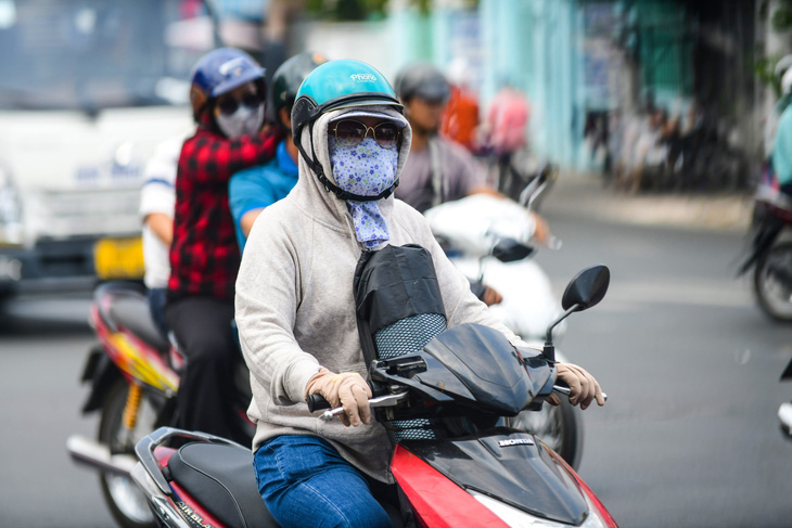 Nam Bộ tia cực tím rất cao kèm nắng nóng, các vùng biển dông gió mạnh - Ảnh 1.