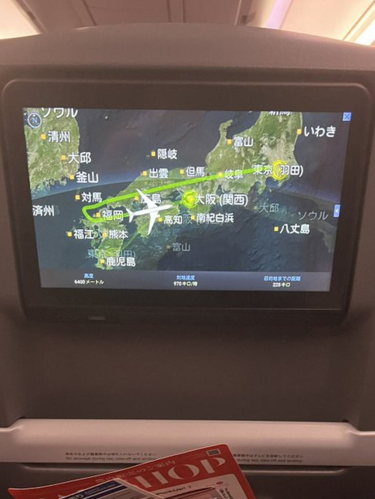 Màn hình thông báo hành trình của chuyến bay JL331 quay ngược lại sân bay Haneda, Tokyo, do một hành khách chụp lại - Ảnh: GUARDIAN