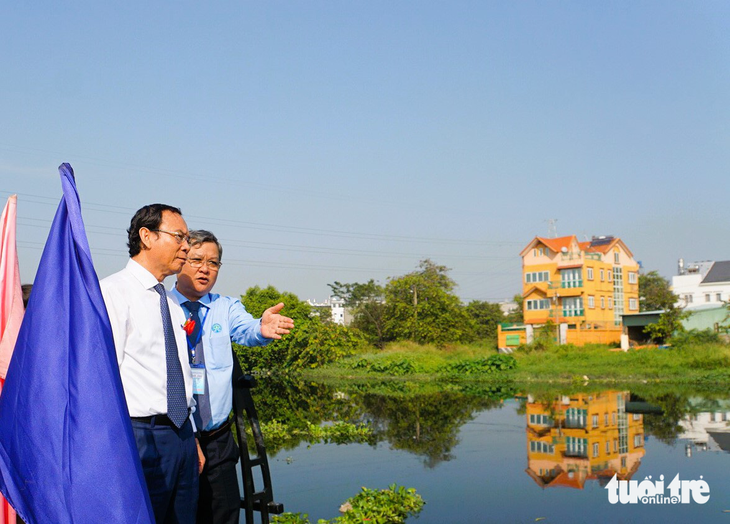 Bí thư Thành ủy TP.HCM Nguyễn Văn Nên nghe ông Nguyễn Hoàng Anh Dũng - phó giám đốc Ban Quản lý dự án đầu tư xây dựng hạ tầng đô thị TP.HCM - trình bày về dự án - Ảnh: ĐỨC PHÚ