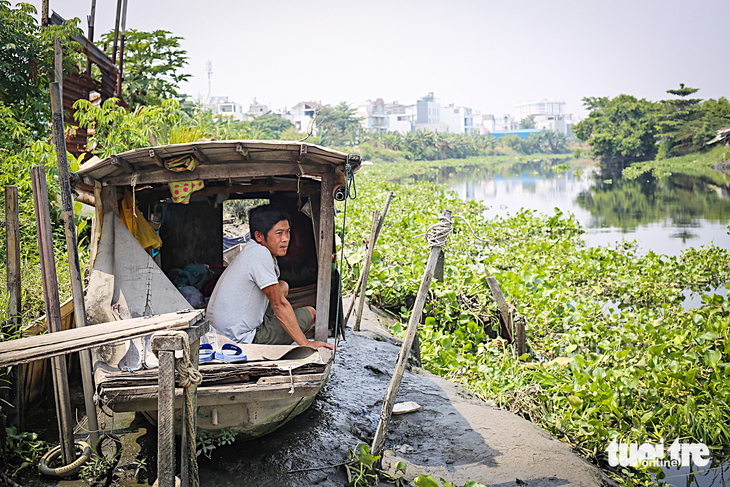 Anh Trần Văn Tiến (phường 13, quận Gò Vấp) đã sinh sống 43 năm trên chiếc ghe ở kênh Tham Lương. Anh Tiến hy vọng nước kênh được cải tạo trong xanh, thuyền bè dễ dàng đi lại - Ảnh: CHÂU TUẤN