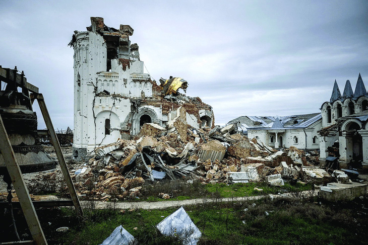Một tu viện ở Sviatohirsk (Ukraine) sau các đợt không kích và pháo kích của Nga.  Ảnh: Dimitar Dilkoff/AFP