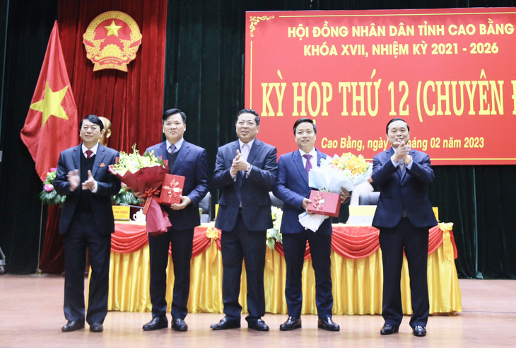 Thủ tướng phê chuẩn miễn nhiệm, bầu mới phó chủ tịch tỉnh Cao Bằng - Ảnh 1.