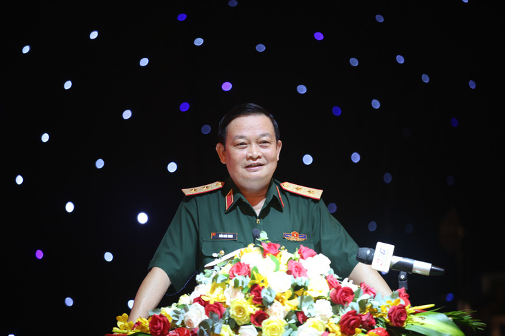 Trung tướng Trần Hoài Trung - chính ủy Quân khu 7 - chủ trì, phát biểu tại buổi gặp mặt - Ảnh: MINH HÒA