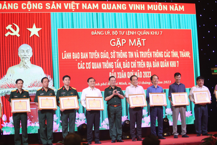 Bộ tư lệnh Quân khu 7 cũng tặng bằng khen cho 35 tập thể và 55 cá nhân có thành tích tiêu biểu trong phối hợp tuyên truyền về hoạt động quân khu trong năm 2022 - Ảnh: MINH HÒA