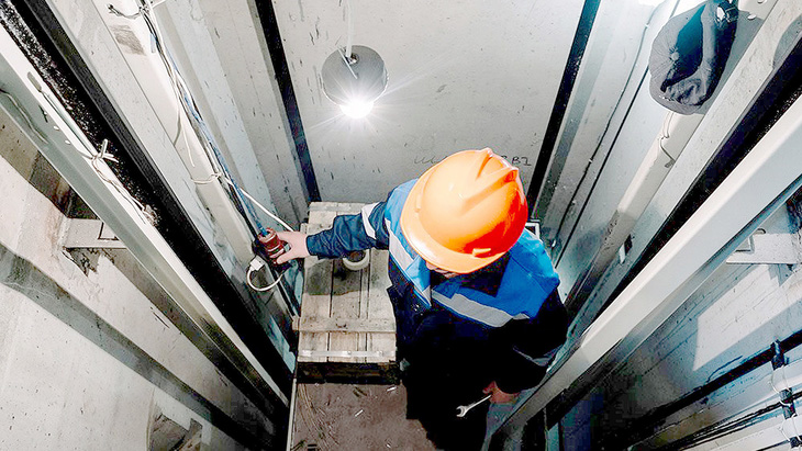 Buồng thang máy trong mỏ vàng dùng để lên xuống lòng đất - Ảnh: Shutterstock