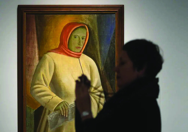 Bức tranh Chân dung Oksana Pavlenko của họa sĩ Ukraine Vasyl Sedliar trưng bày tại triển lãm ở Bảo tàng Thyssen-Bornemisza (Madrid, Tây Ban Nha). Ảnh: AP