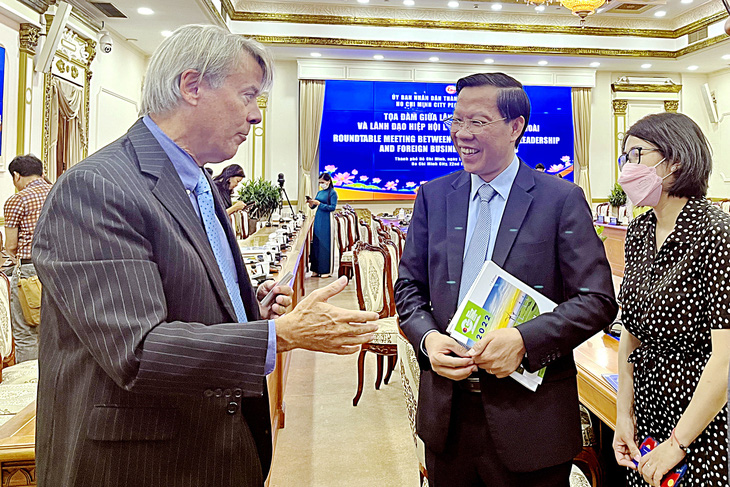 Chủ tịch UBND TP.HCM Phan Văn Mãi trao đổi với các chuyên gia, nhà đầu tư nước ngoài -  Ảnh: N.BÌNH