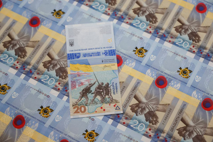 Ukraine phát hành tờ tiền 20 hryvnia đánh dấu một năm chiến sự - Ảnh 1.