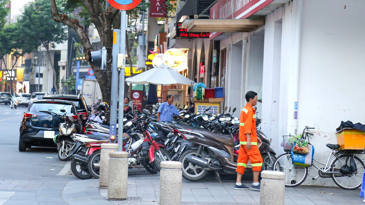 Ô tô, xe máy đậu kín vỉa hè Ngô Đức Kế giao Nguyễn Huệ (quận 1, TP.HCM) - Ảnh: PHƯƠNG QUYÊN