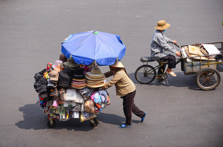 Thời tiết hôm nay 24-2: Nam Bộ ngày nắng, Bắc Bộ rét, Trung Bộ mưa to - Ảnh 1.