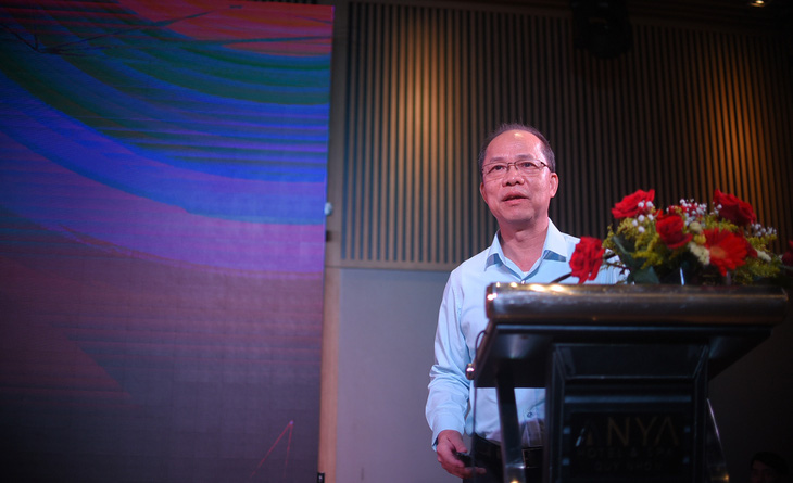 Phó tổng biên tập báo Tuổi Trẻ Lê Xuân Trung trình bày tham luận tại diễn đàn - Ảnh: LÂM THIÊN