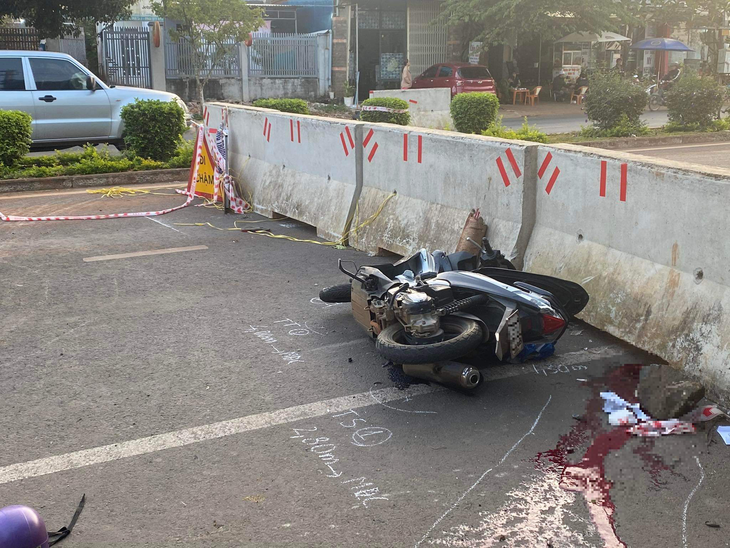 Thanh niên tông xe máy vào rào chắn ngang quốc lộ 27 tử vong - Ảnh 2.