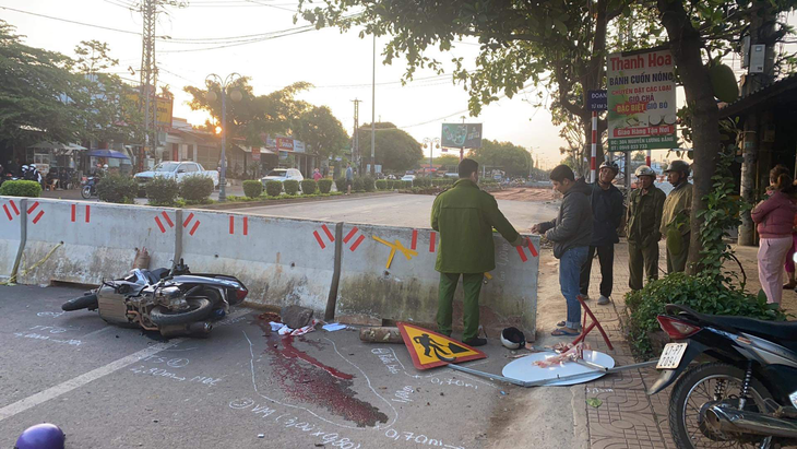 Thanh niên tông xe máy vào rào chắn ngang quốc lộ 27 tử vong - Ảnh 1.