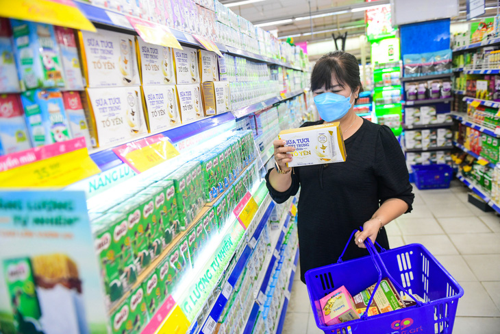 Khách hàng mua sữa tươi tiệt trùng chứa tổ yến trong Co.opmart Nguyễn Đình Chiểu, quận 3, TP.HCM sáng 23-2 - Ảnh: QUANG ĐỊNH