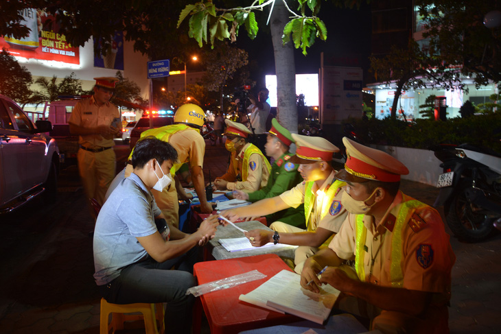 Cục Cảnh sát giao thông phối hợp kiểm tra lái xe vi phạm nồng độ cồn tại Bình Thuận - Ảnh 1.