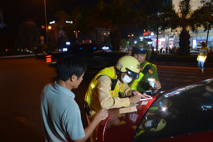 Cục Cảnh sát giao thông phối hợp kiểm tra lái xe vi phạm nồng độ cồn tại Bình Thuận - Ảnh 2.