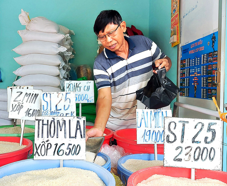 Tùy vào chất lượng hạt gạo thơm ngon mà người dân ở Kiên Giang để bảng giá bán khác nhau - Ảnh: CHÍ CÔNG