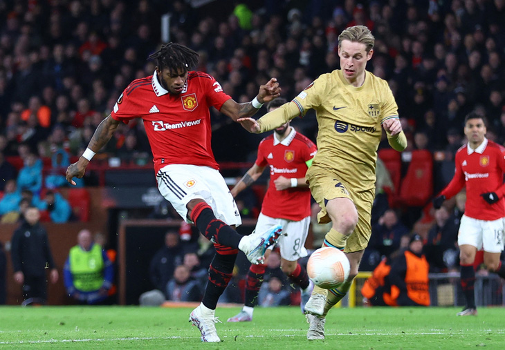 Khoảnh khắc Fred gỡ hòa cho Man Utd - Ảnh: REUTERS