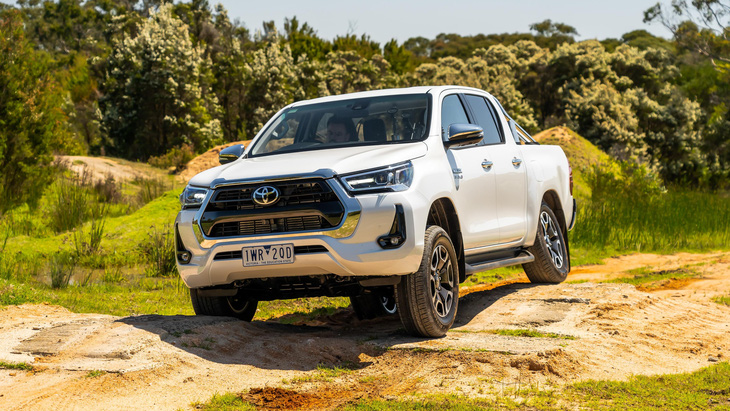 Toyota Hilux 2023 rục rịch ra mắt Việt Nam với nâng cấp nhỏ giọt - Ảnh 1.