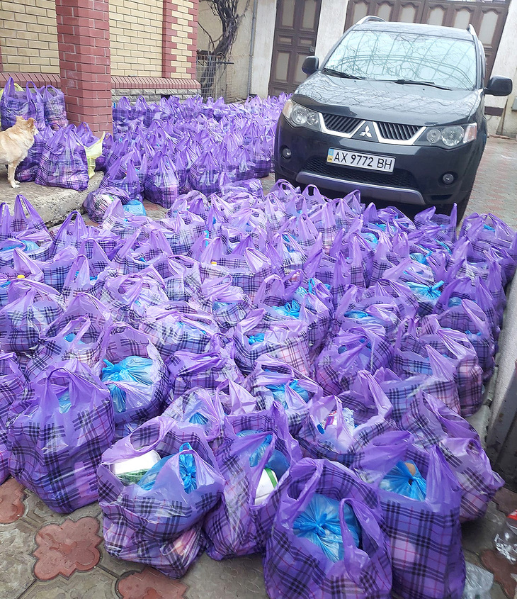 Các túi quà từ tiền đóng góp của cộng đồng gửi đến vợ chồng bà Ngần để mua thực phẩm năm mới cho người dân khó khăn ở Khakov - Ảnh: NVCC