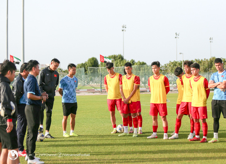 HLV Hoàng Anh Tuấn gặp khó khi loại 7 cầu thủ U20 Việt Nam - Ảnh 1.