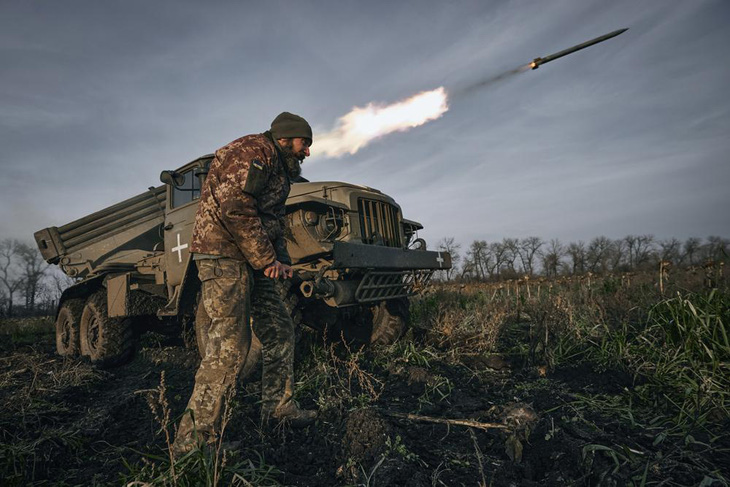 Quân đội Ukraine phóng rocket vào các mục tiêu Nga tại Bakhmut, vùng Donetsk, miền đông Ukraine - Ảnh: AP 