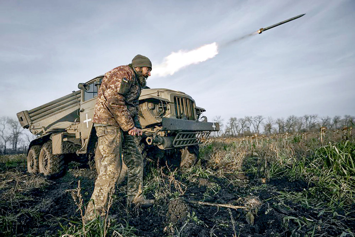 Quân đội Ukraine phóng rocket vào các mục tiêu Nga tại Bakhmut, vùng Donetsk, miền đông Ukraine - Ảnh: AP