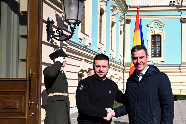 Tổng thống Ukraine Volodymyr Zelensky (trái) và Thủ tướng Tây Ban Nha Pedro Sanchez ở Kiev ngày 23-2 - Ảnh: REUTERS