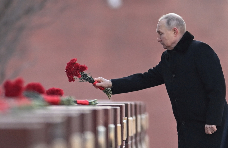 Tổng thống Nga Vladimir Putin đặt hoa tại Matxcơva kỷ niệm Ngày Bảo vệ tổ quốc 23-2 - Ảnh: REUTERS