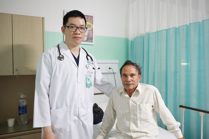 Bác sĩ Nguyễn Hữu Mạnh Đức cùng bệnh nhân