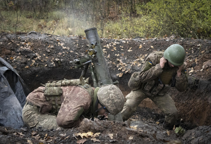 Cả vũ khí chính xác hiện đại và chiến tranh cổ điển kiểu chiến hào đều xuất hiện ở Ukraine. Ảnh: AP