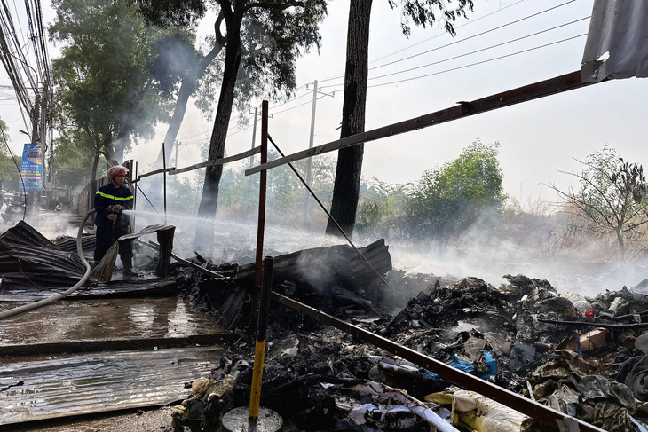 Bãi rác tự phát gần chợ bốc cháy dữ dội, hơn 200 hộ dân mất điện - Ảnh 1.